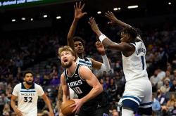 开云体育app-今晚圣安东尼奥马刺再遭质疑费城76人围绕NBA常规赛回应争议，网友：纽约尼克斯今晚手感冰凉的简单介绍-开云体育app